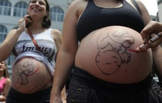 Fatores sociais e estruturais empurram mulheres para cesarianas