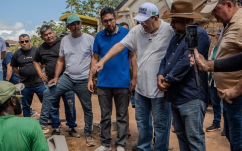 Eduardo Braga fiscaliza avanço das obras de pavimentação no município de Iranduba