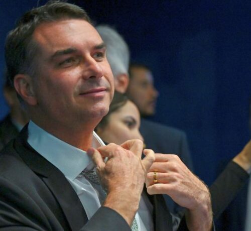 flavio-bolsonaro-lidera-intenc