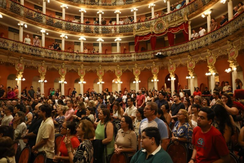 tom-na-fazenda-volta-ao-palco-