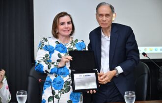 yara-lins-recebe-homenagem-no-