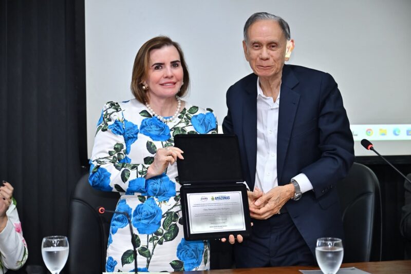 yara-lins-recebe-homenagem-no-