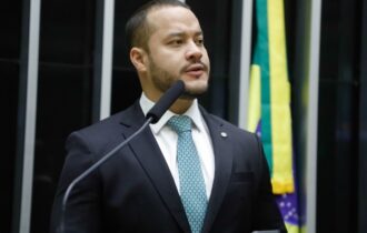 Adail Filho lidera MDB, mas chega à eleição sob nova pressão judicial
