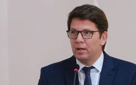 Dino aponta indícios de liderança de Mário Frias em desvio de emendas