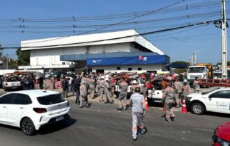 Manifestação de funcionários da Âmbar Energia aconteceu na manhã desta segunda-feira (14) (Foto: Lucas Bentes/Portal AM1)
