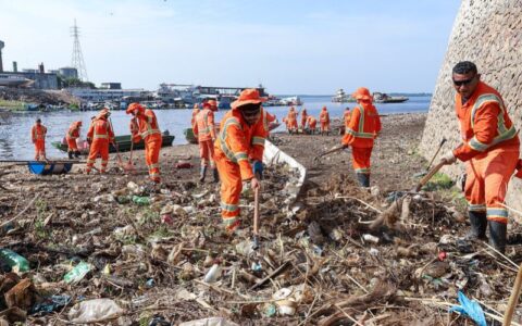 Estiagem revela lixo e Semulsp intensifica limpeza nas margens do rio Negro