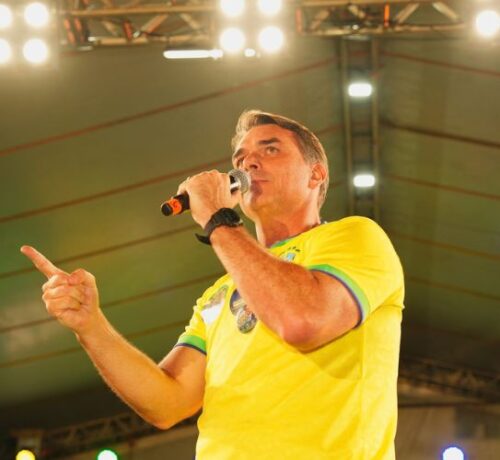 Flávio Bolsonaro abre vantagem sobre Lula no Amazonas com 58% das urnas apuradas