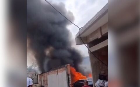Incêndio atinge depósito de carros e assusta moradores no Novo Aleixo