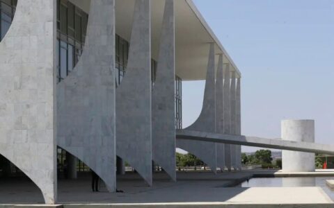 Isenção da 'taxa das blusinhas' em compras até US$ 50 é sancionada