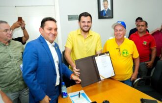 Renato Junior sanciona subsídio de até R$ 3 milhões mensais para ‘amarelinhos’ em Manaus