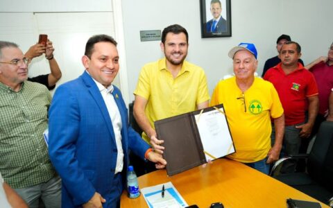 Renato Junior sanciona subsídio de até R$ 3 milhões mensais para ‘amarelinhos’ em Manaus
