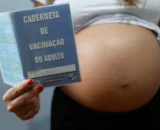 Resistência às vacinas contra gripe e covid coloca gestantes em risco