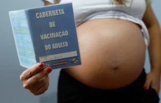 Resistência às vacinas contra gripe e covid coloca gestantes em risco