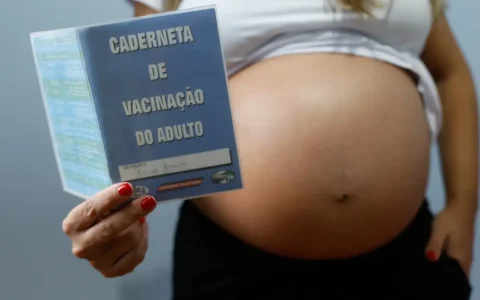 Resistência às vacinas contra gripe e covid coloca gestantes em risco