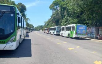 Rodoviários paralisam ônibus em Manaus por atraso no vale quinzenal