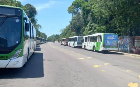 Rodoviários paralisam ônibus em Manaus por atraso no vale quinzenal