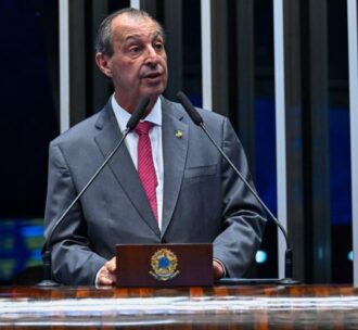 PoderData: Omar Aziz tem 56% dos votos válidos e abre 12 pontos de vantagem sobre adversária