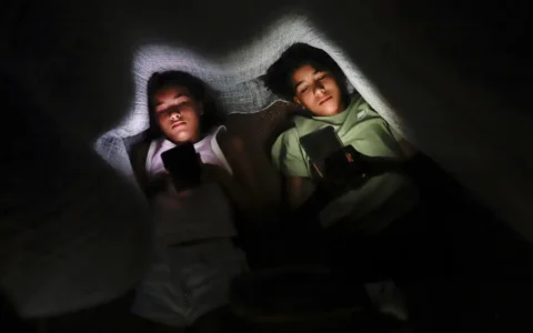 Uso excessivo de telas aumenta risco de olho seco em crianças
