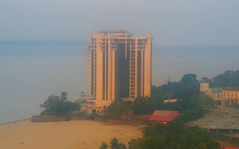 Fumaça e cheiro de queimado são relatados em bairros de Manaus neste domingo (13)