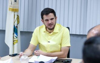 Renato Junior destina R$ 7,4 milhões a 515 escolas de Manaus