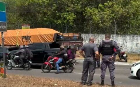 Caminhão atinge seis carros e afeta trânsito na Torquato Tapajós