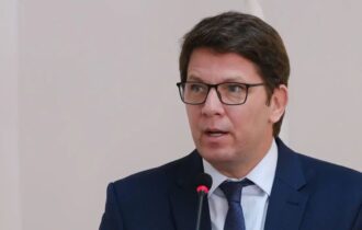 Dino aponta indícios de liderança de Mário Frias em desvio de emendas
