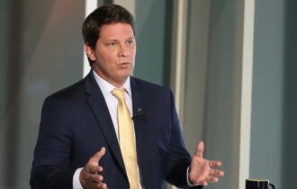 Dino cita risco de evasão e proíbe deputado Mario Frias de deixar país
