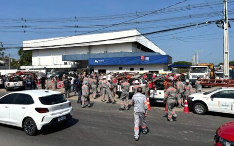 Manifestação de funcionários da Âmbar Energia aconteceu na manhã desta segunda-feira (14) (Foto: Lucas Bentes/Portal AM1)