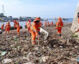 Estiagem revela lixo e Semulsp intensifica limpeza nas margens do rio Negro
