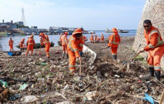 Estiagem revela lixo e Semulsp intensifica limpeza nas margens do rio Negro