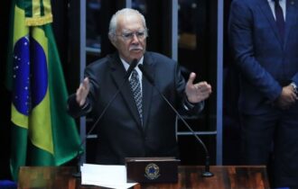 Ex-presidente José Sarney é internado com quadro de pneumonia