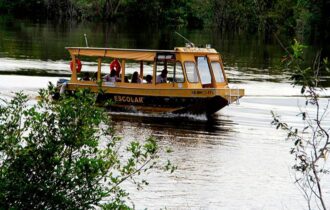 Falta de pagamento paralisa transporte escolar fluvial no Careiro e crianças perdem dias de aula