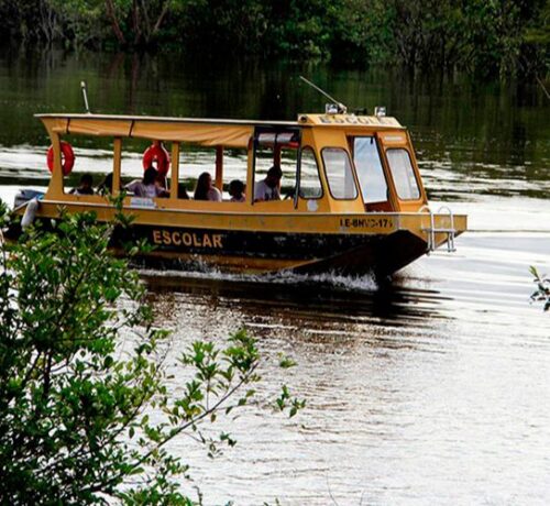 Falta de pagamento paralisa transporte escolar fluvial no Careiro e crianças perdem dias de aula