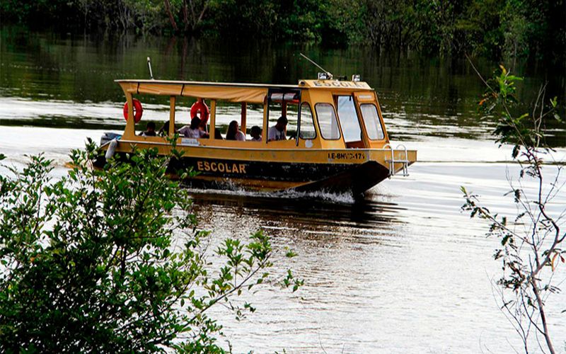 Falta de pagamento paralisa transporte escolar fluvial no Careiro e crianças perdem dias de aula