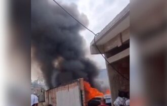 Incêndio atinge depósito de carros e assusta moradores no Novo Aleixo