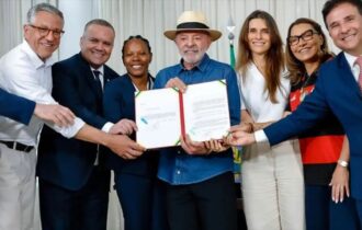 Lula sanciona lei de incentivo ao desenvolvimento do futebol feminino