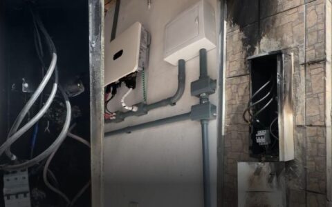 Medidor de energia pega fogo e assusta morador no Nova Cidade
