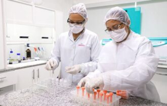 Prefeitura de Manaus apresenta experiência na automação do diagnóstico parasitológico em congresso nacional em Santa Catarina