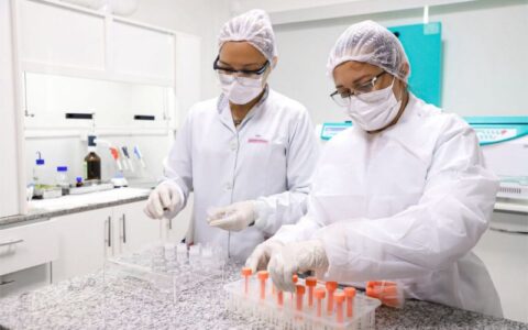 Prefeitura de Manaus apresenta experiência na automação do diagnóstico parasitológico em congresso nacional em Santa Catarina