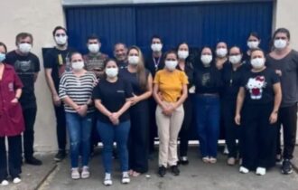Professores protestam contra calor e fumaça em escola estadual de Manaus