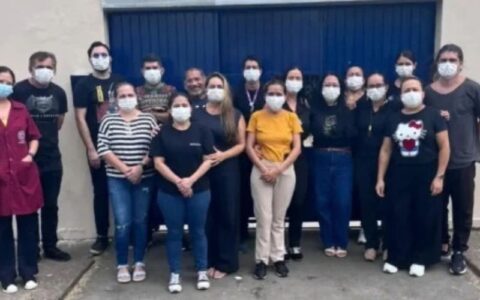 Professores protestam contra calor e fumaça em escola estadual de Manaus