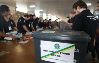 Quase 1 milhão de brasileiros no exterior poderão votar nas eleições
