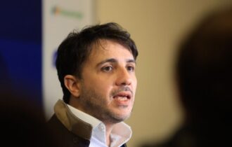 Renan propõe cortes na Previdência e alterar pisos da saúde e educação