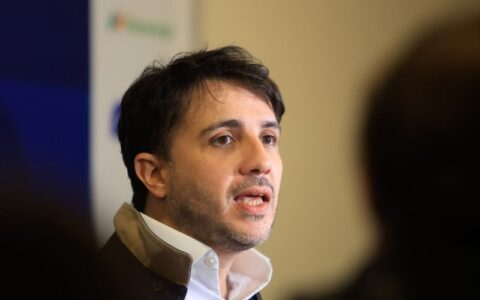 Renan propõe cortes na Previdência e alterar pisos da saúde e educação