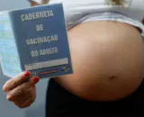 Resistência às vacinas contra gripe e covid coloca gestantes em risco
