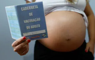Resistência às vacinas contra gripe e covid coloca gestantes em risco