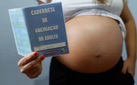 Resistência às vacinas contra gripe e covid coloca gestantes em risco