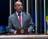 Omar Aziz é levado ao hospital após passar mal com forte insolação em Manaus