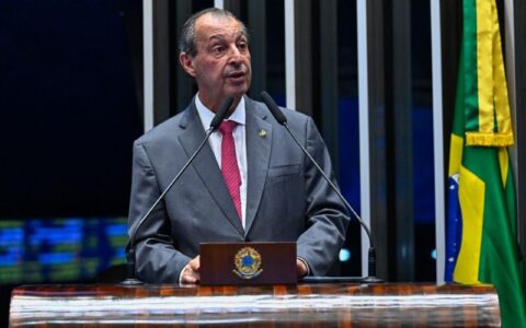 Omar Aziz é levado ao hospital após passar mal com forte insolação em Manaus