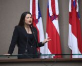 TRE-AM mantém multa contra Brena Dianná por canal no WhatsApp